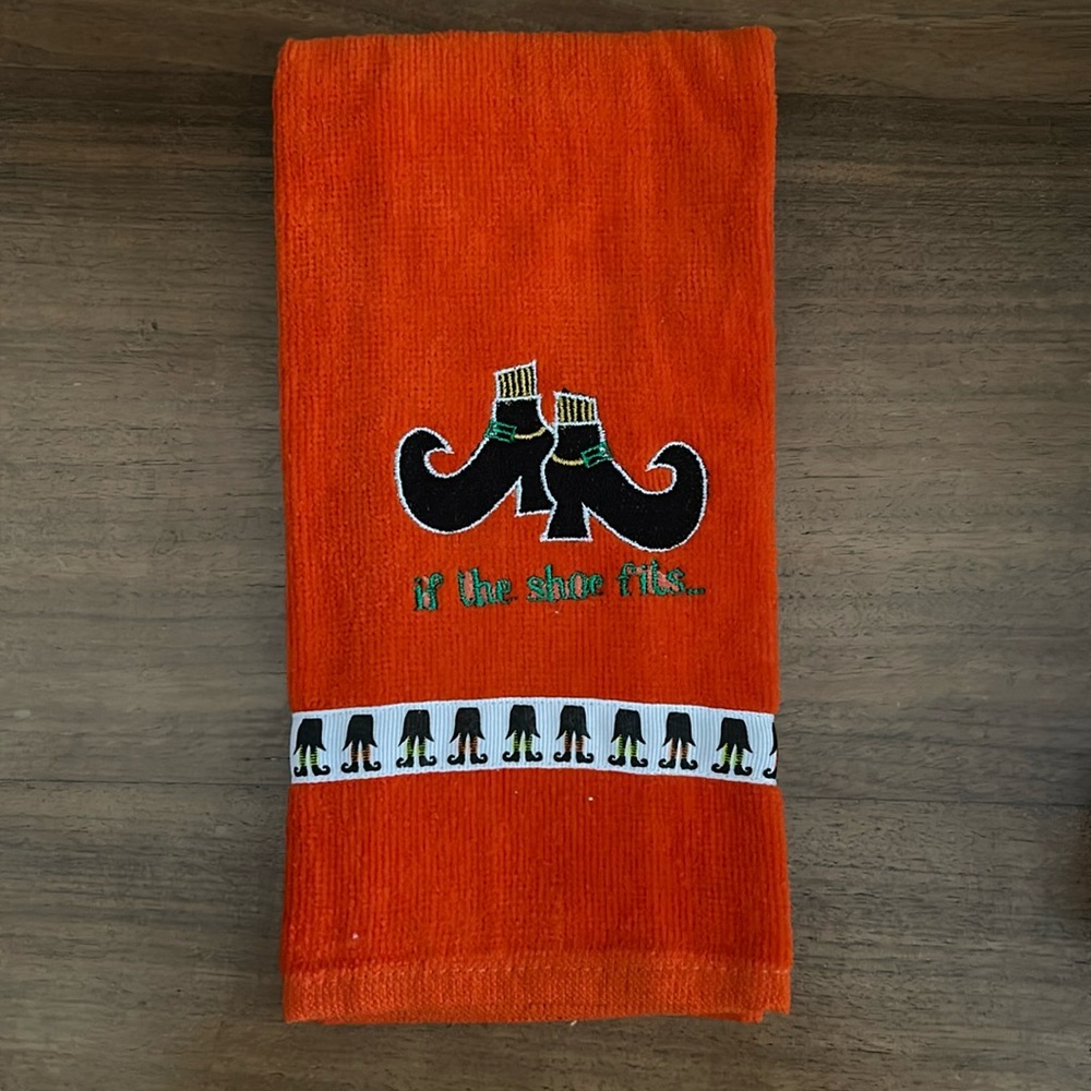 Halloween fingertip towel